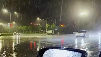 4K实拍台风暴雨恶劣天气视频的预览图